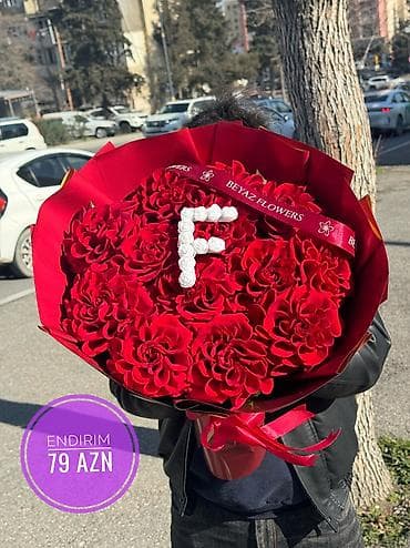 8 Mart üçün xüsusi gül kompozisiyası – şəffaf kvadrat qutuda qırmızı