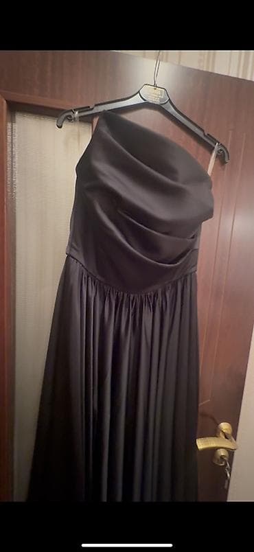 Qara atlas gecə paltarı - Model: tək çiyinli, strapless (asimmetrik