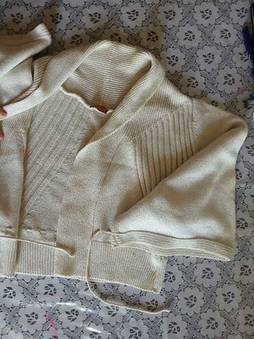 jaketler qadin ucun: Açıq bej rəngli, qısa kəsimli qadın kardiganı. Geniş yaxalıq və enli — 3