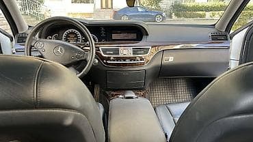 mercedes alan adam: Mercedes-Benz S-Class sedan (W221) – ağ rəng, 4 qapılı, arxa ötürücülü — 7