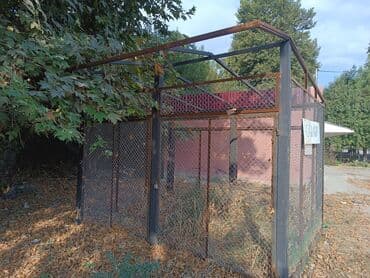 qapi sekilleri: Metal konstruksiyalı, damlı, torlu qəfəs. Qəfəs iki hissədən — 3