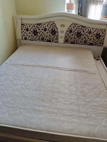 İki nəfərlik çarpayı və döşək dəsti - Ölçü: təxmini 160×200 sm