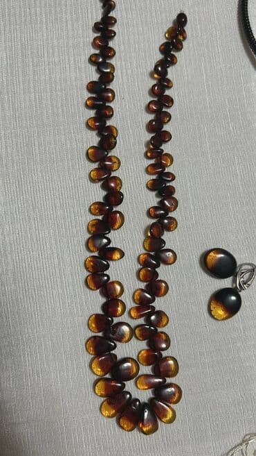 Qədimi Qəhvəyi-şərab tonlarında, damla formalı kəhraba boncuklardan