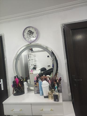 divar saatlar: Gözəllik salonları və ev istifadəsi üçün makiyaj masası və dairəvi — 2