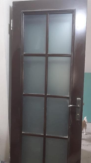 küçə qapısı: 5 ədəddir Materialı isə taxta mdf qarışıg.Agir keyfiyyətli qapilar — 1