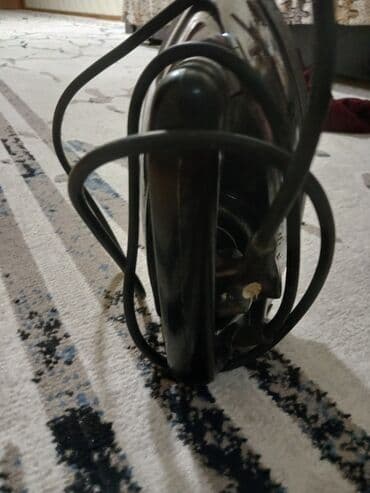 qədmi saat: Klassik elektrik ütü - Korpus: metal gövdə, lakin yan tərəflərdə — 3