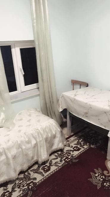 Kirayə üçün kiçik, səliqəli tək nəfərlik otaq. Xüsusiyyətlər: - Tək