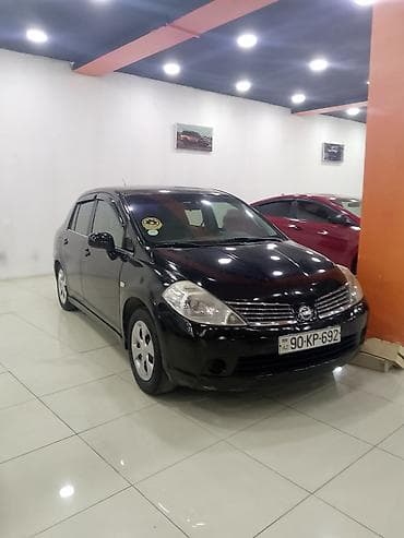 Nissan Tiida sedan – qara rəng, 4 qapı, şəhər üçün qənaətcil ailə