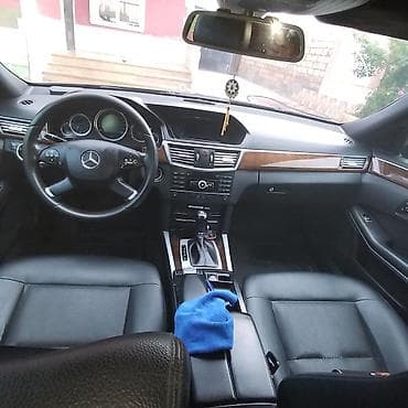 015 diskleri: Mercedes‑Benz E‑Class sedan (W212), qara rəng. - Kuzov: 4 qapılı — 6