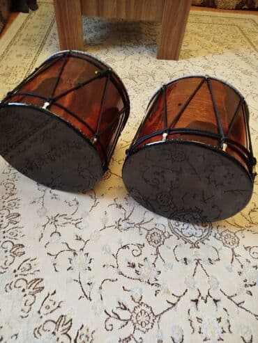 İkili nağara dəsti - Korpus: cilalı tünd qoz rəngli taxta, səthdə