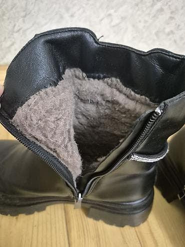 rezin botlar: 38 razmer. cəmi 1 dəfə geyinilib. ölçüsü böyük olduğu üçün satılır. 25 — 3