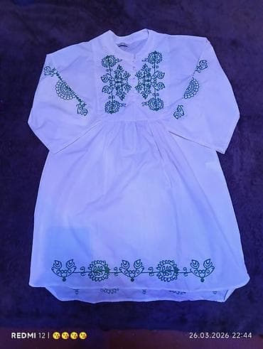 milli geyimler: Ağ rəngli, yaşıl naxışlı qadın donu/tunika. - Material: yüngül parça — 1