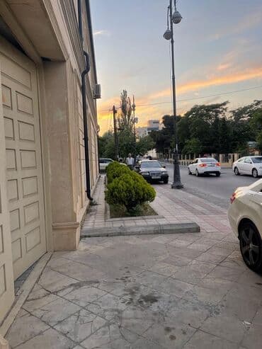 qutqaşınlı küçəsi: 236 nömrəli məktəbin qabağı. İşlək və mərkəzi küçədir. Yola baxır. Hər — 2
