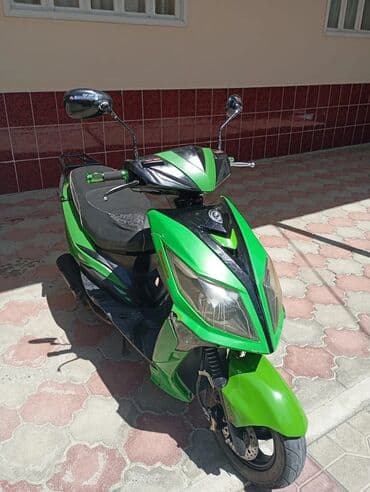 mercedes yan guzguler: Yaşıl-qara rəngli “efir” markalı skuter. Xüsusiyyətlər: - Şəhər içi — 1