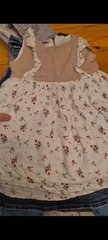 Qiz ve oglan usagi ucun geyimler geyinilib amma her biri yenikimi