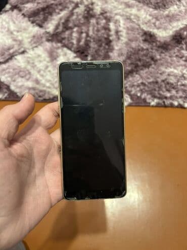 Smartfon – qızılı rəngdə Xüsusiyyətlər və dizayn: - Ekran: tam ön