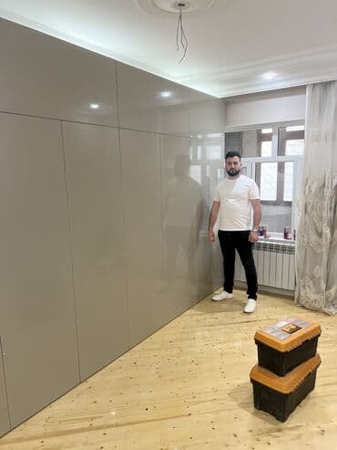 Düz dolab, Yataq otağı üçün, Paltar üçün, Açılan, Korpuslu, 5 qapı