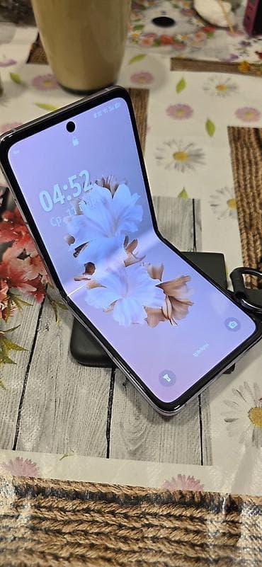 Tecno Phantom V Flip — 1