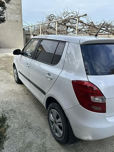 teker 19: Skoda Fabia: 1.6 l | 2012 il 264931 km Hetçbek — 6