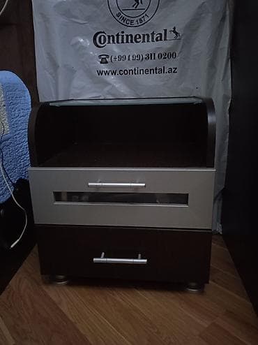 susta: Açıq rəngli‑tünd qəhvəyi kombinli, şüşə üstlü tumbə/komod 2 ədəddir — 1