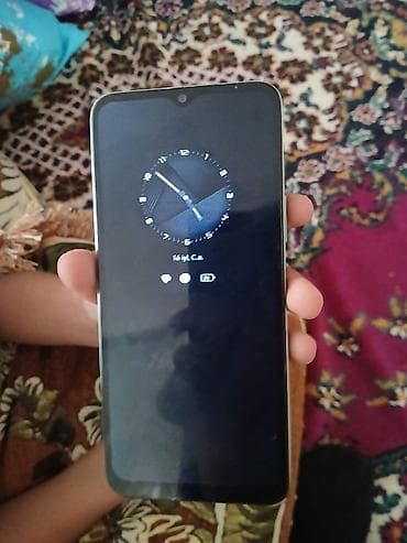 Elektronika: Yaşıl rəngdə smartfon - Korpus: mat yaşıl arxa səth, böyük kvadrat — 2