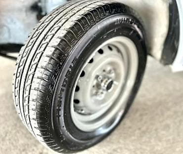 vaz 21010: VAZ 2107 sedan - Kuzov: 4 qapılı, ağ rəng, xrom ön barmaqlıq və — 9