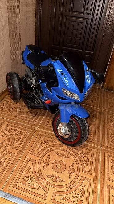 ev masin: Uşaq üçün elektrikli üçtəkərli motosiklet - Rəng: mavi-qara, idman — 2