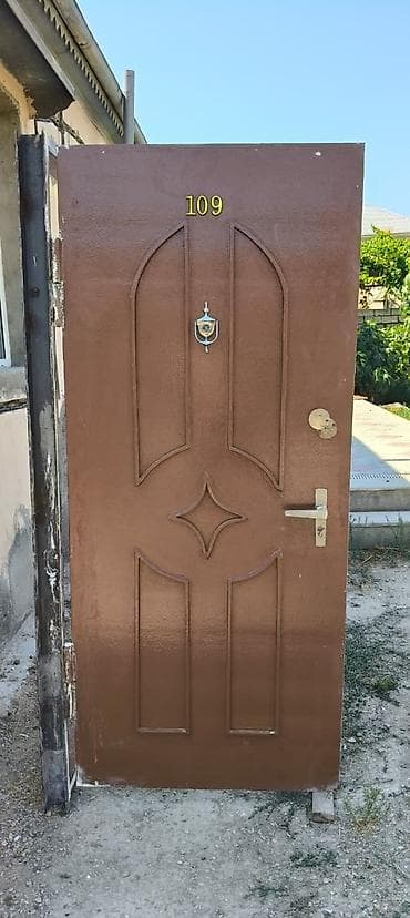 Seyf dəmir qapı, eni 90sm hündürlüyü 2.05sm. 2 zamoku var. Çərçivə lalafo.az -da Seyf dəmir qapı, eni 90sm hündürlüyü 2.05sm. 2 zamoku var. Çərçivə