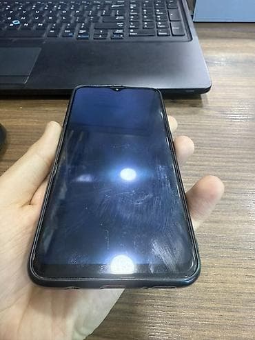 Smartfon - Ekran: tam ön panel, damla (su damcısı) tipli ön kamera