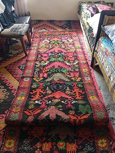 antika: Xalça cığırı (rəngarəng milli naxışlı. Xalçaların uzunluğu 5 m — 2