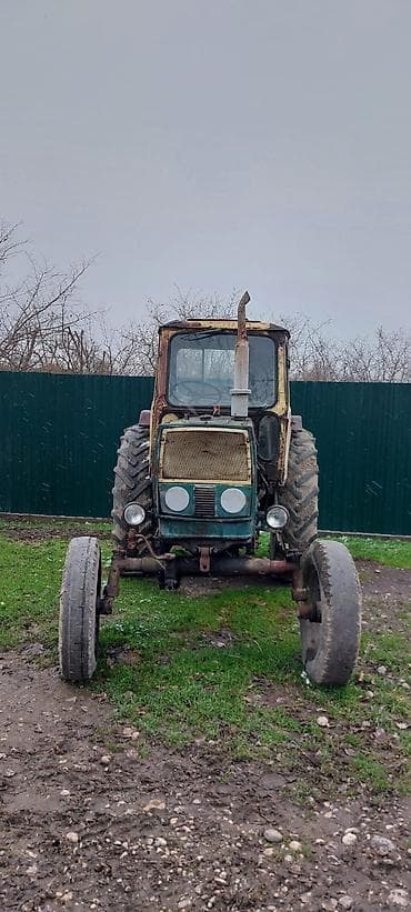 bmv fara: Sovet istehsalı təkərli traktor - Kabinli, arxa təkərlər iri ölçülü — 3