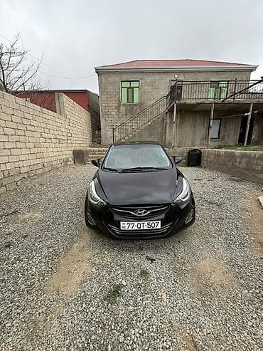Hyundai Elantra – qara sedandır. Xüsusiyyətlər: - Kuzov: sedan, qara