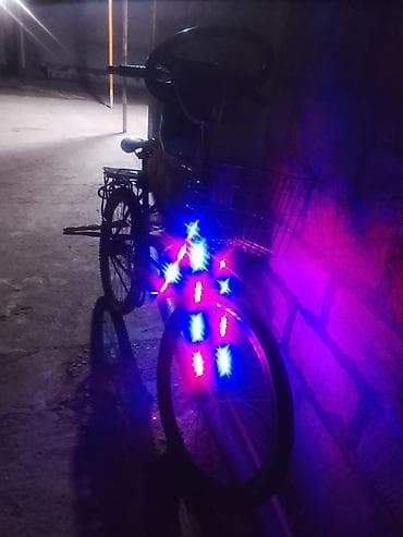 usaq velosipet: Mavi rəngli velosiped, ön hissədə səbəti və arxa hissədə baqaj yeri — 1