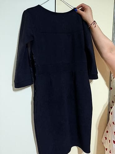 qara donlar: Qadın paltarı – tünd göy rəngdə, dizə yaxın uzunluqda, yarımqol (3/4) — 2