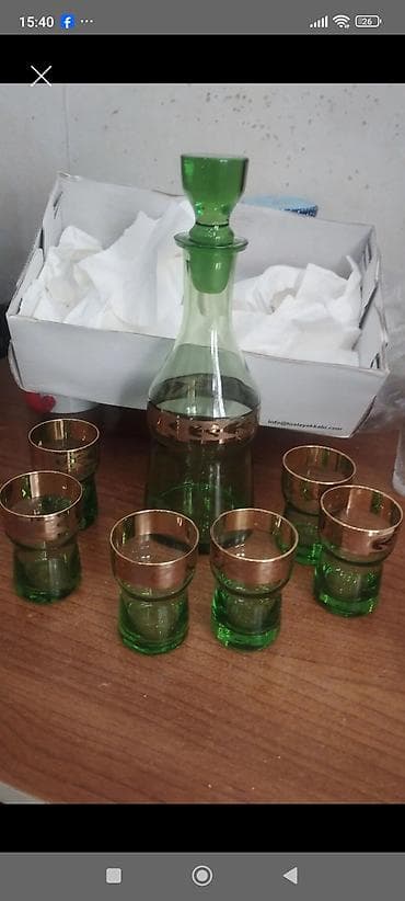 Yaşıl şüşədən hazırlanmış likör/araq dəsti - Tərkib: 1 karaf və 6