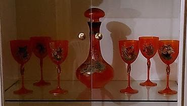 Qırmızı şüşə qrafin və qədəh dəsti fincanlardan biri sinib deye ucuz