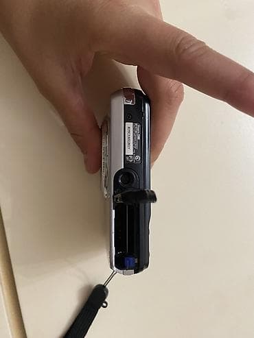 mark: Samsung kompakt rəqəmsal fotoaparat - Metalik gümüş rəngli korpus, əl — 4
