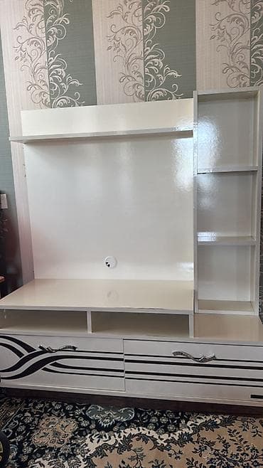 Ağ rəngli TV stendi və divar modulu - Material: parlaq səthli