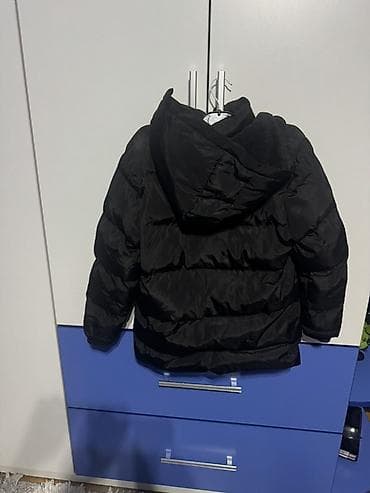 məktəbli geyimləri: Qışlıq uşaq paltosu – qara rəngdə, kapüşonlu, yastıqlı/pufik tipli — 3