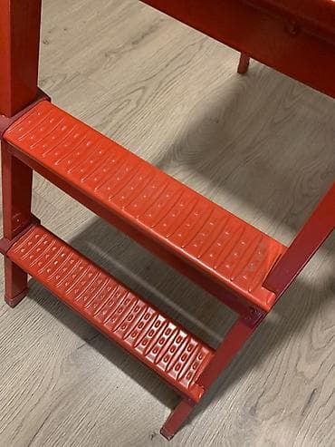 Alət dəstləri: Metal qatlanan pilləkən – 5 pilləli, qırmızı rəng. Təcili! - Ümumi — 2