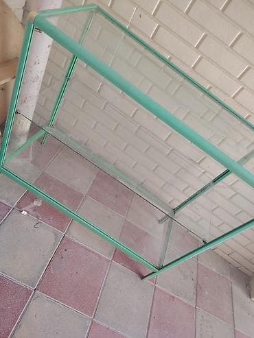 Şüşə vitrin - Material: tam şüşə korpus, metal (yaşıl rəngli) karkas — 2