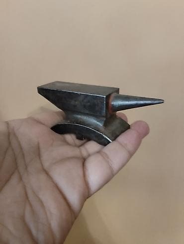 Mini metal döymə örsü və dekorativ qızılı rəngli sürahi-set - Mini