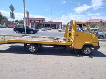 купить грузовой эвакуатор: Sarı rəngli evakuator, nəqliyyat vasitələrini daşımaq üçün nəzərdə — 2