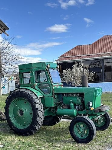 ford servis bakı: Yaşıl rəngdə, kabinalı təkərli kənd təsərrüfatı traktoru. Texniki — 8