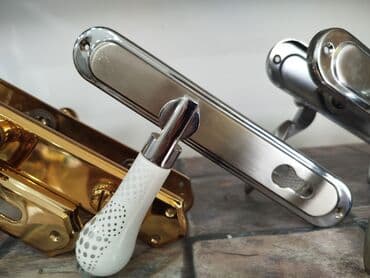 Qapı şüşələri: Qapı dəstəyi və kilid örtükləri dəsti - Material: metal korpus — 1