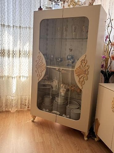 islenmis dolab: Vitrin şkaf – klassik dizaynlı, dekorativ oyma elementlərlə - — 1