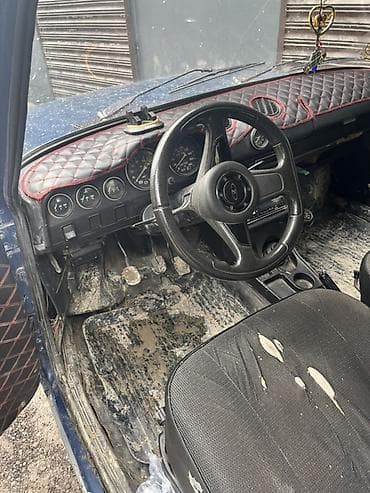 VAZ 2106, mavi rəng, sedan kuzov. - Salon: qara rəngli oturacaqlar