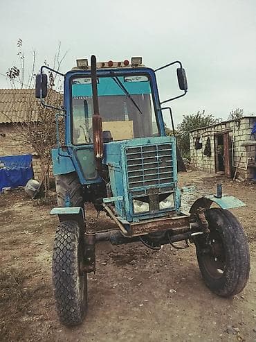 hava ceken: Mavi rəngli təkərli kənd təsərrüfatı traktoru - Kabinli, panoram — 8