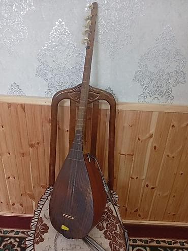 bjk forması: Elektro saz – qolu uzun, armud formalı gövdəli, taxta korpuslu milli — 9