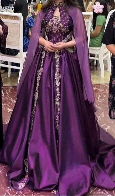 qizil sat: Qol hissesi ipli korseli, uzerinde pelerini var her iki sekilde cox — 1